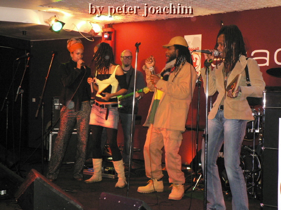 Sista Gracy, Papa D, Zoe und Lilian Gold