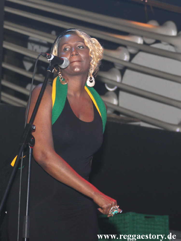 Backgroundsinger Roots Radics