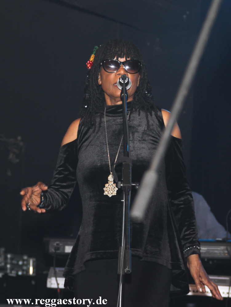 Backgroundsinger Roots Radics