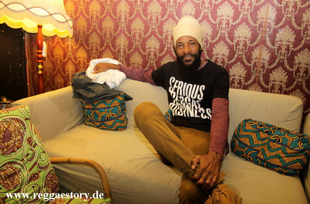 Junior Kelly - Backstage - YAAM Berlin