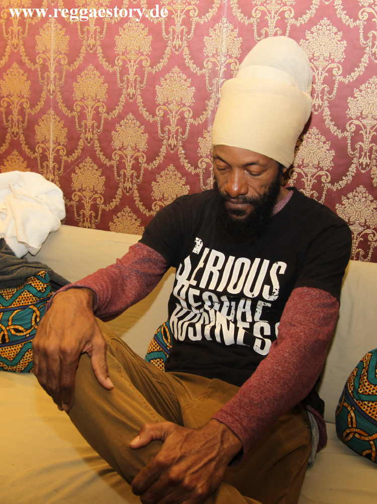 Junior Kelly - Backstage - YAAM Berlin