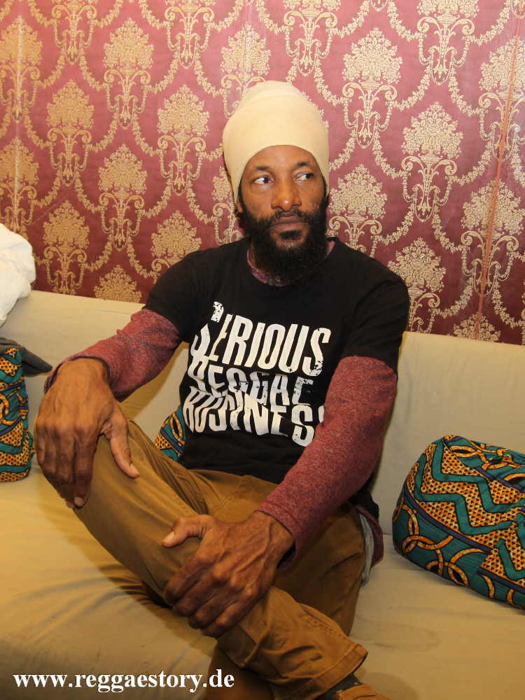 Junior Kelly - Backstage - YAAM Berlin