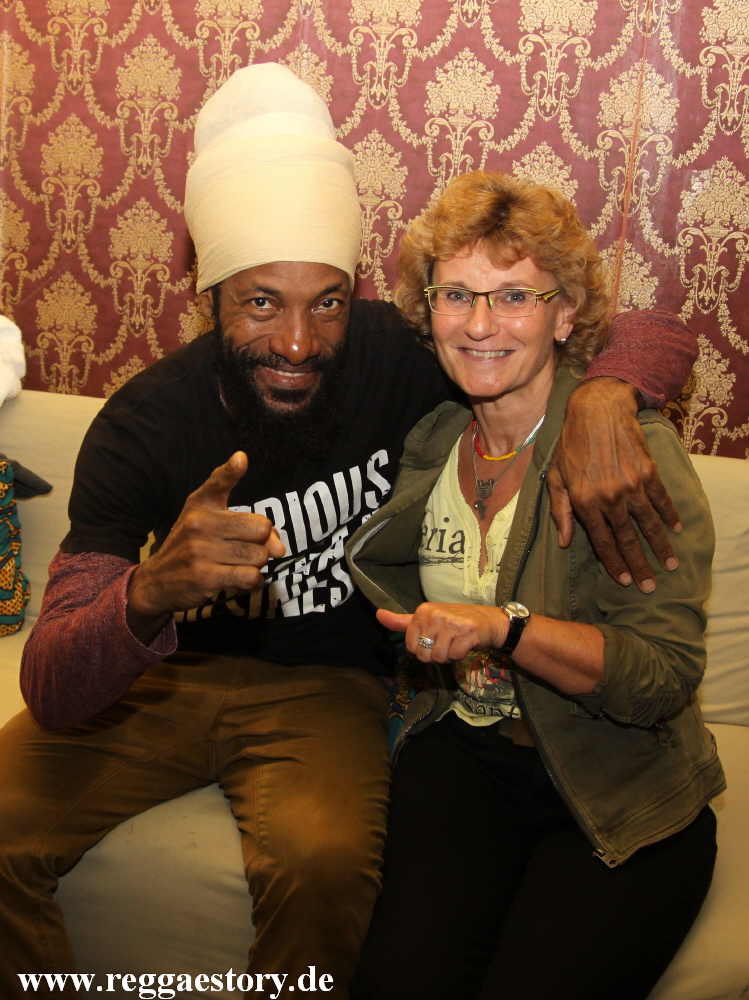 Junior Kelly - Backstage - YAAM Berlin