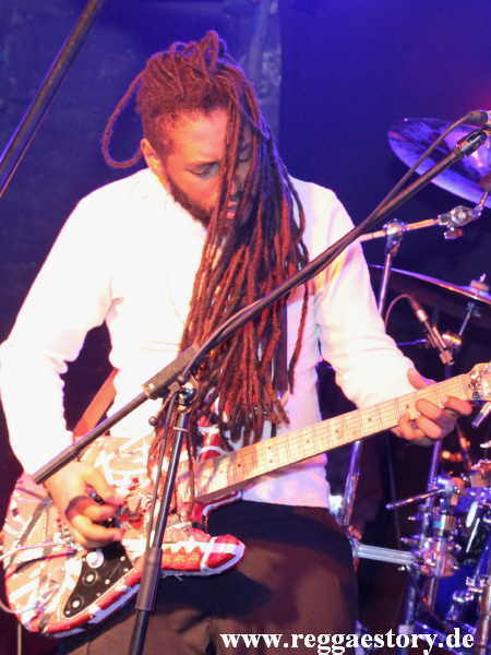 Lead Guitar bei Ky-mani Marley