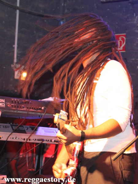 Lead Guitar bei Ky-mani Marley