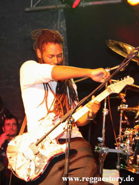 Lead Guitar bei Ky-mani Marley