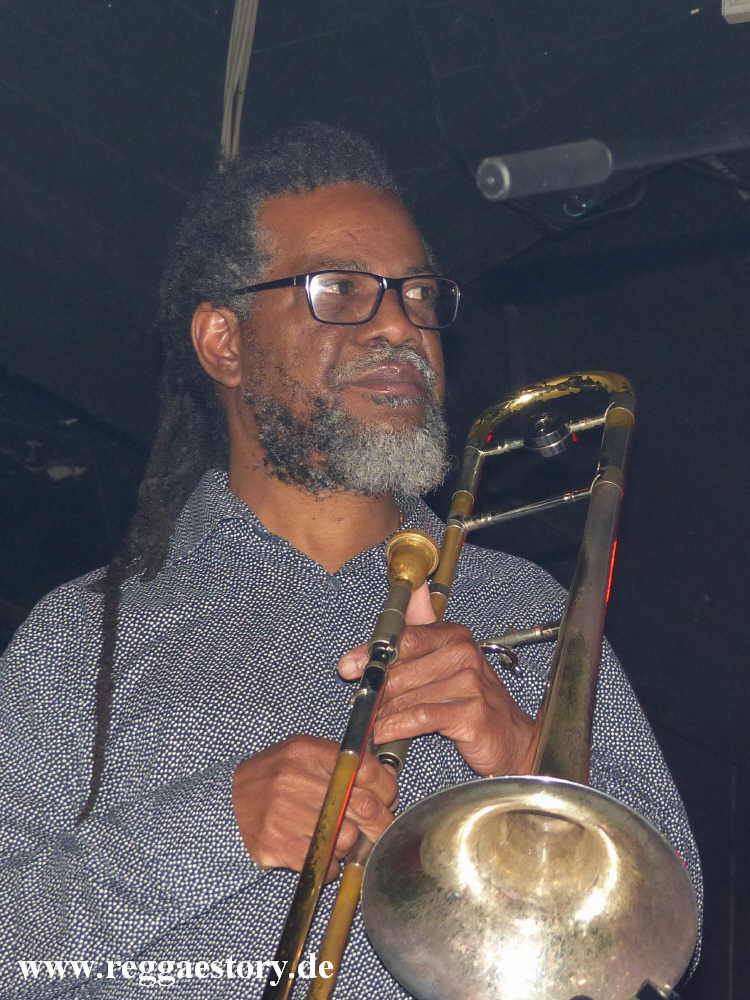 Charmax Band - Pierre