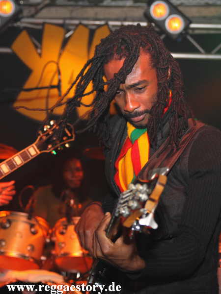 Delroy Hamilton - Raging Fyah