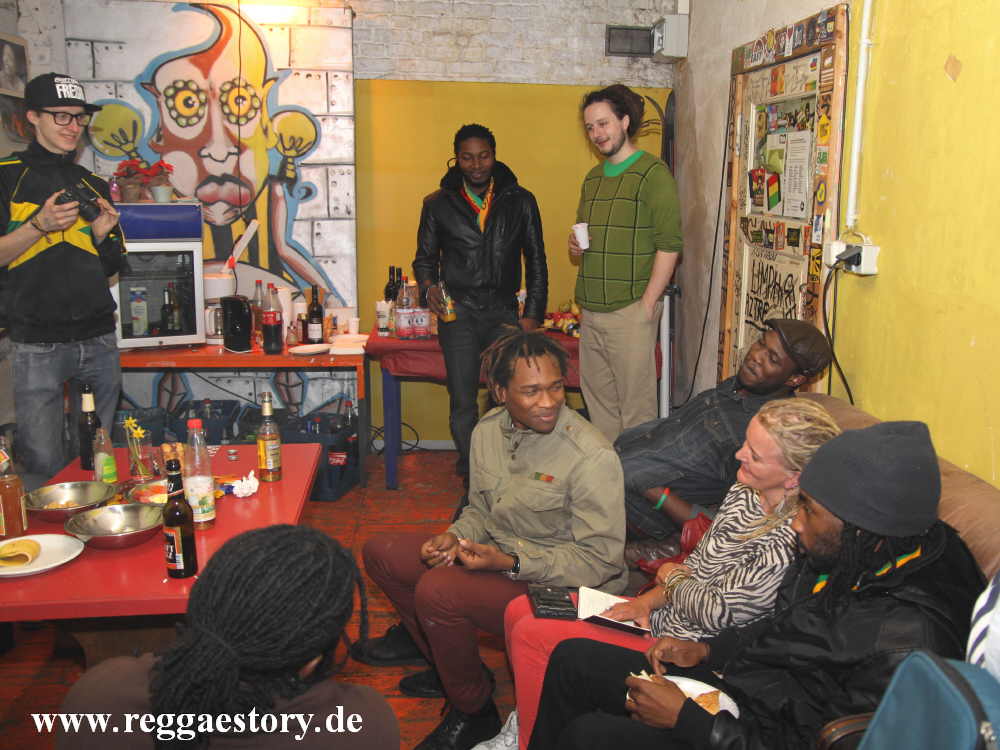Backstage bei Raging Fyah