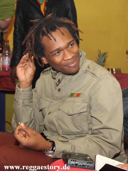 Backstage bei Raging Fyah