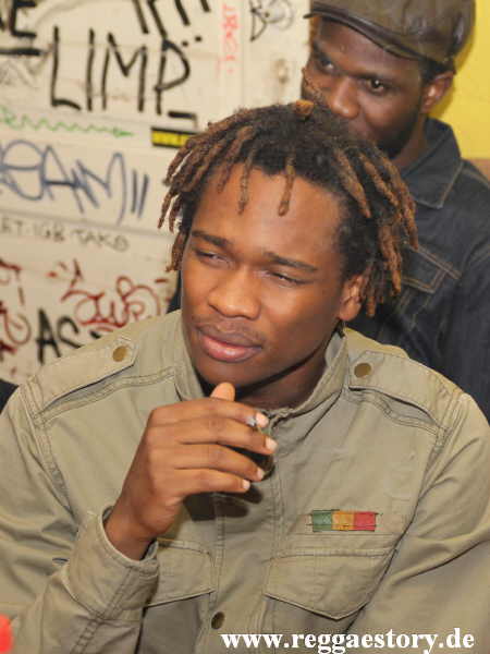 Backstage bei Raging Fyah