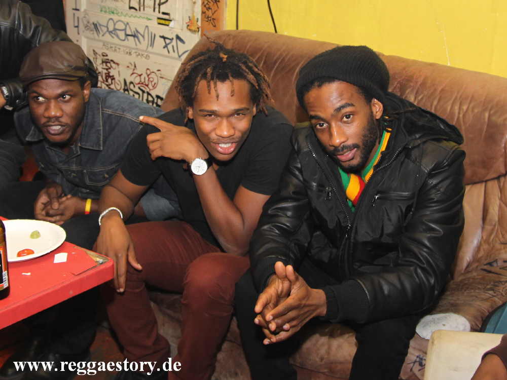 Backstage bei Raging Fyah