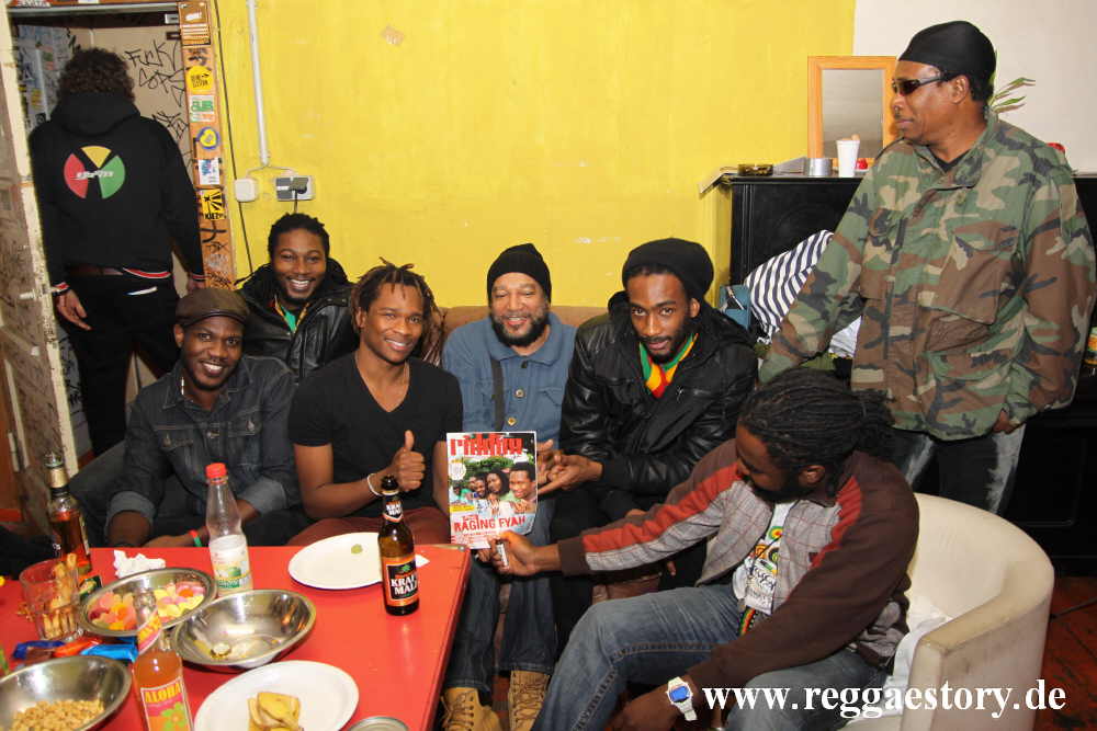 Backstage bei Raging Fyah