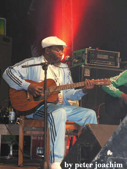 Clinton Fearon bei Inna De Yard Allstars