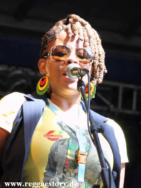 Backgroundsinger @ Jah Bouks