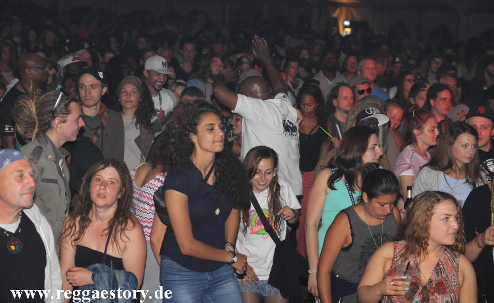 Bei Teacha Dee im Dancehallzelt