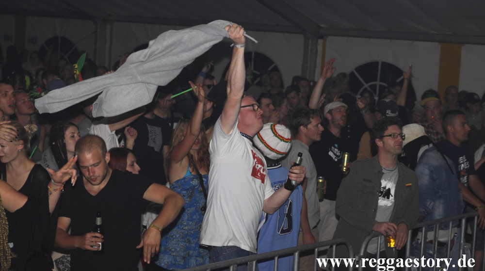 Bei Teacha Dee im Dancehallzelt