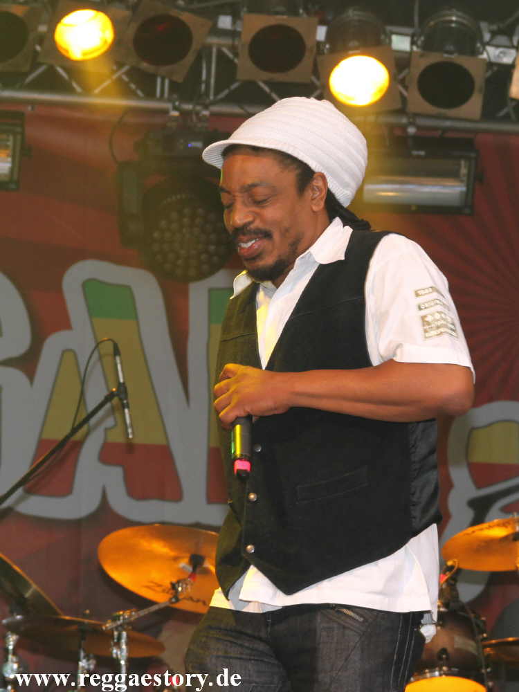 Earl Sixteen
