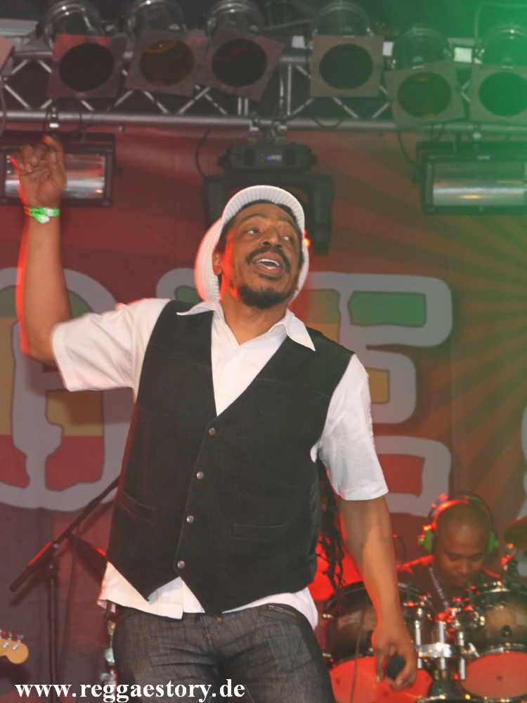 Earl Sixteen