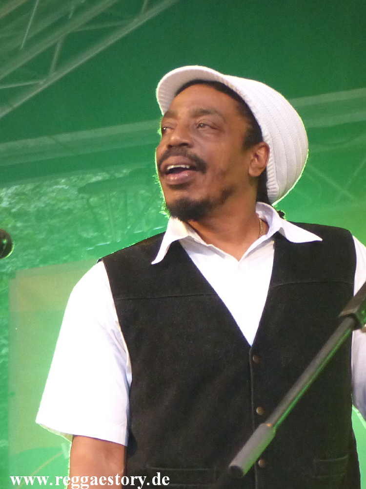 Earl Sixteen