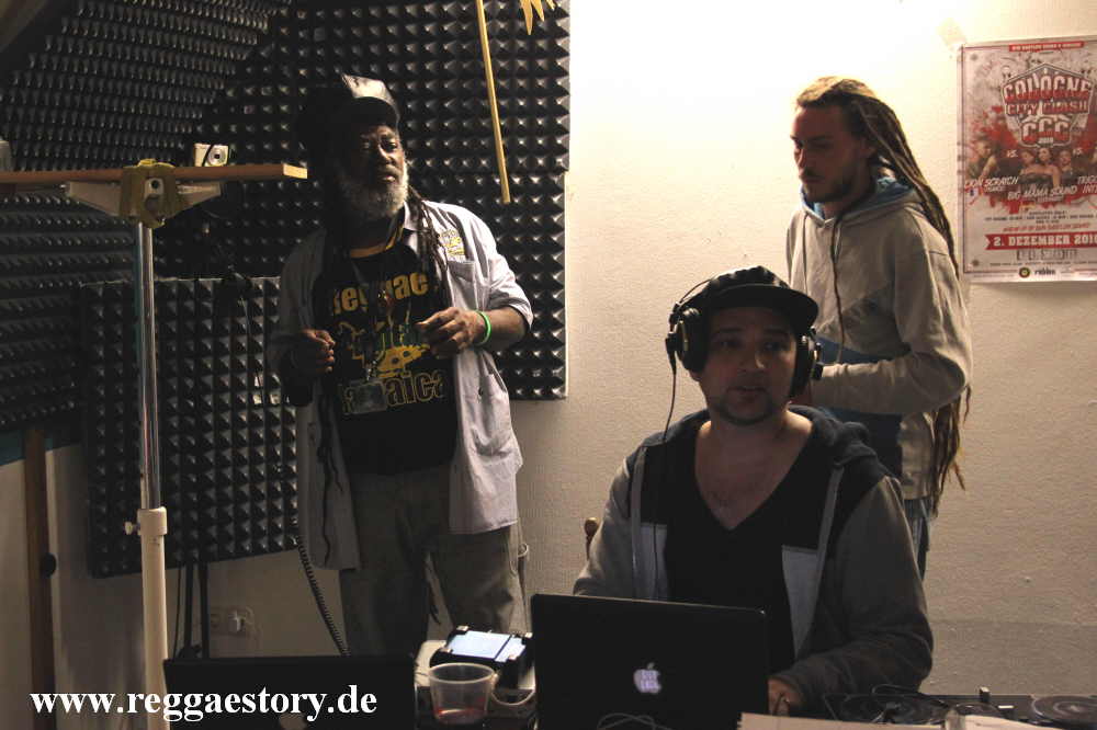 Johnny Clarke im Dubplate-Studio von City Lock