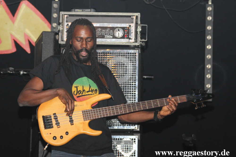 Bassy - The Black Heart Band - YAAM Berlin