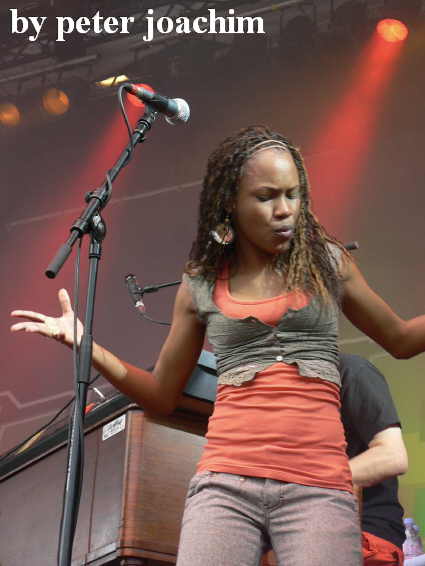 Stephanie Wallace bei Groundation
