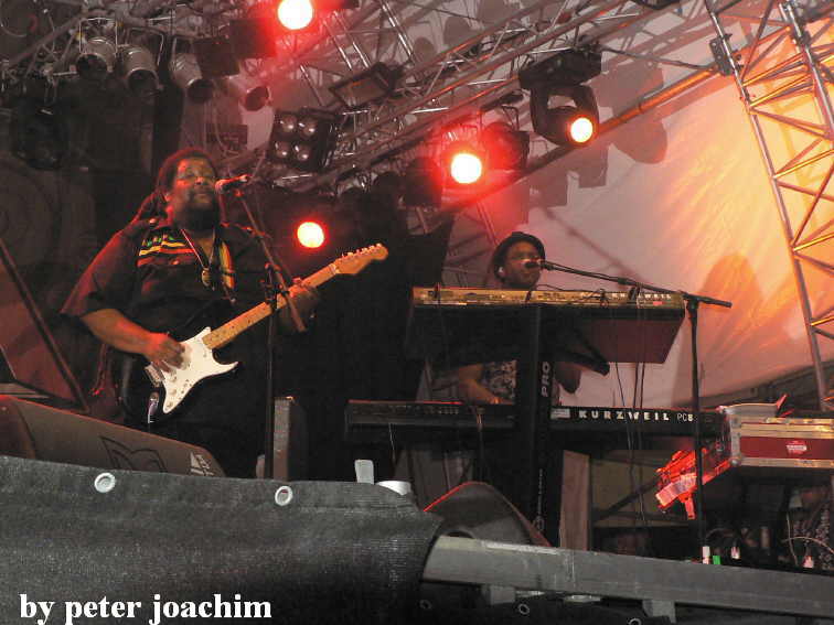 Inner Circle auf der Green Stage. Saum&auml;&szlig;ige Beleuchtung!!