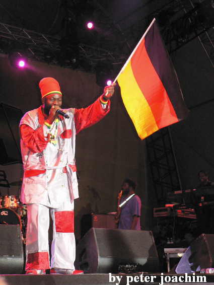Capleton gartuliert den deutschen Fans zum 4:0 gegen Argentinien