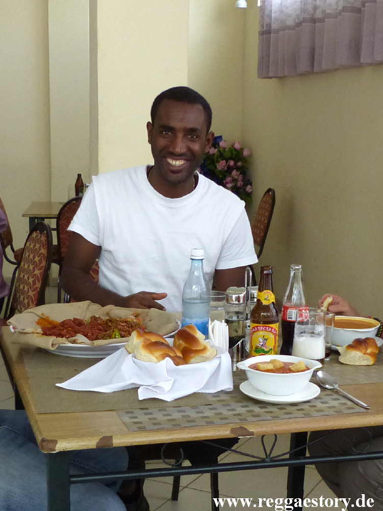 Henok und seine gliebte Injera