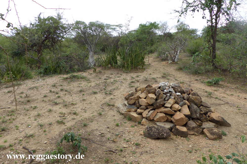 Grave - Near Buska Lodge - Turmi - Ethiopia