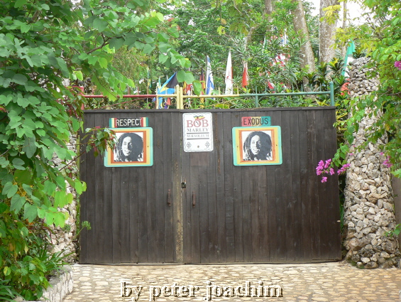 Bob Marley Mausoleum. Das Tor vor dem Aufweg.