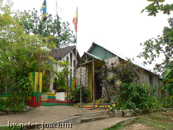 Links die Kapelle und rechts das Geb&auml;ude mit dem Kinderzimmer