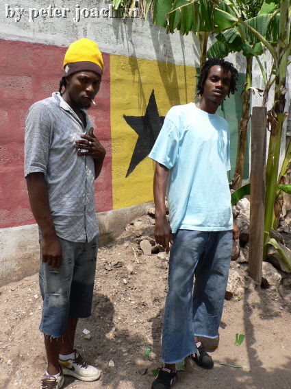 Singer Yaggro Narrie und .... in Sizzlas Yard