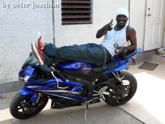 Rock auf seinem Motorrad in Sizzlas Yard