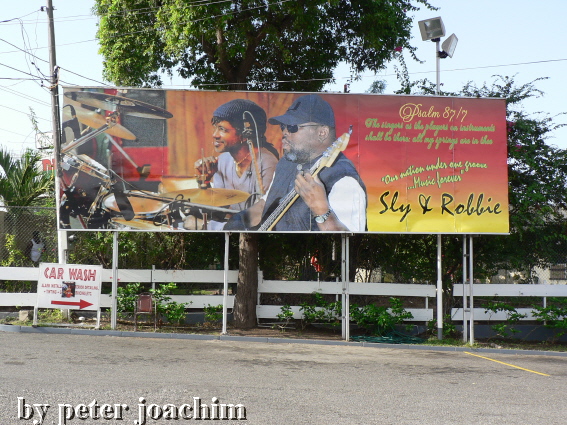 Sly & Robbie auf einer Werbetafel in Kingston