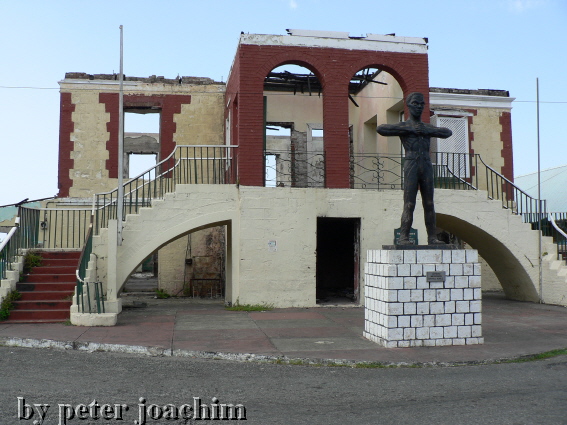 Morant Bay - Das abgebrannte Courthouse mit Denkmal von Paul Bogle.