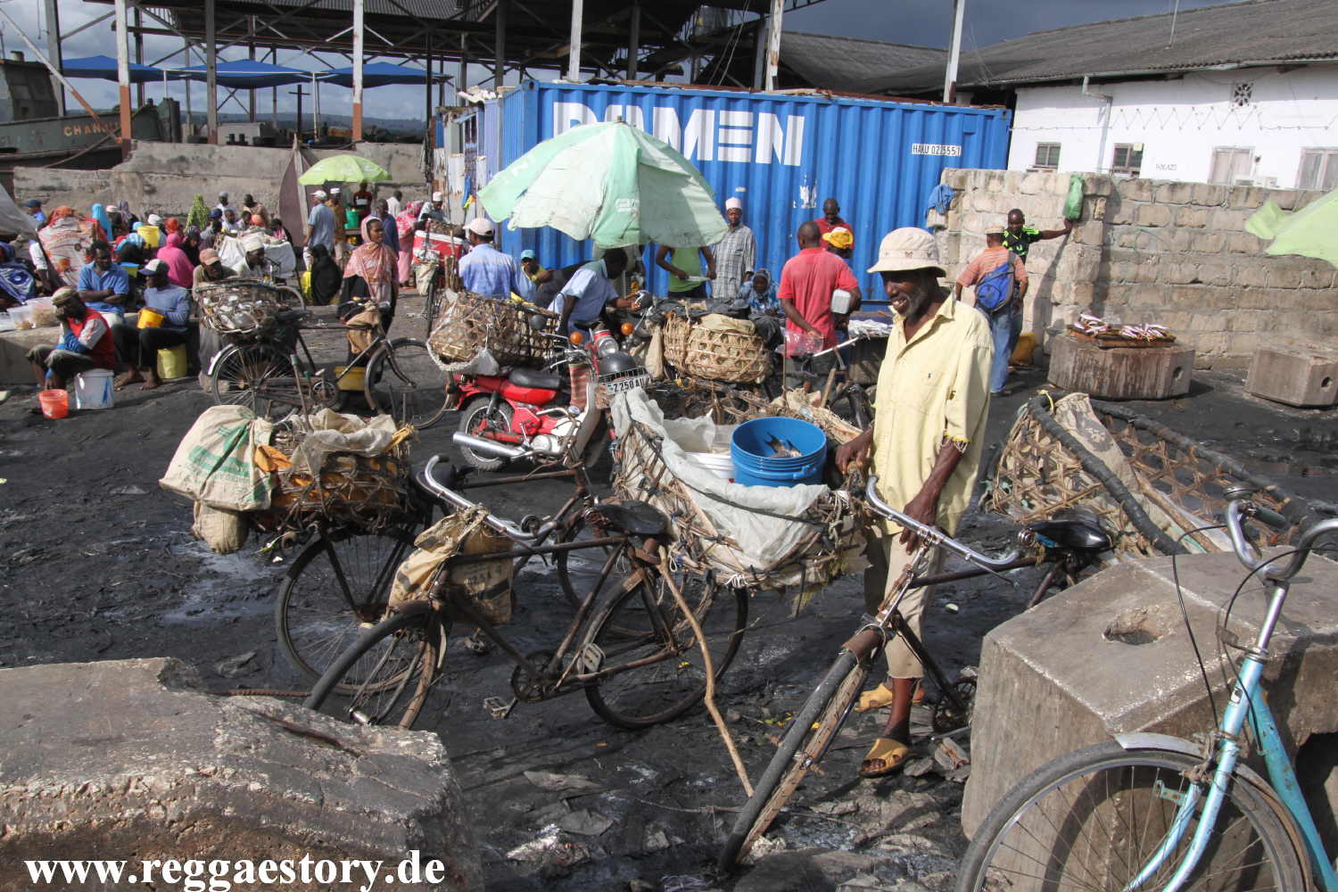 Zanzibar - Stone Town - Fischmarkt Dhauhafen