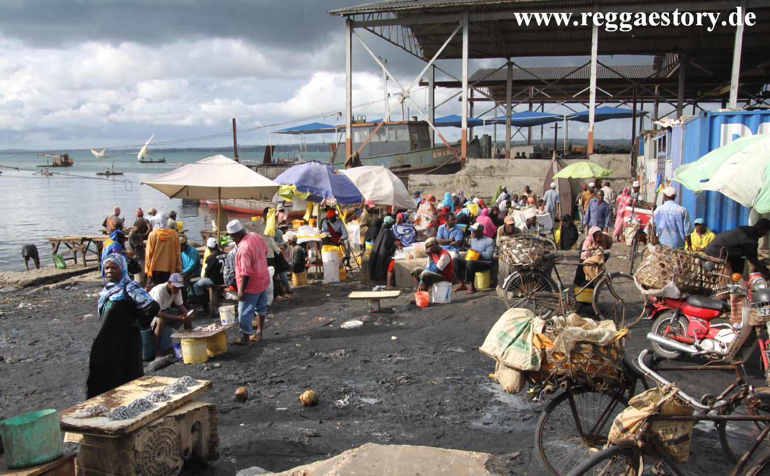 Zanzibar - Stone Town - Fischmarkt Dhauhafen